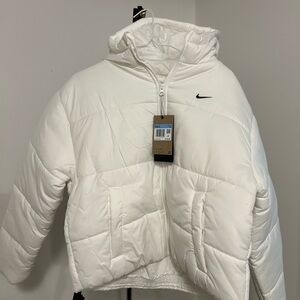 Nike White Puffer Jacket with Hood and Relaxed Fit